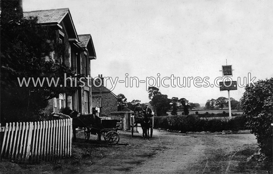 View towards Dunton Road, with Fortune of War Public House, Laindon, Essex. c.1910.